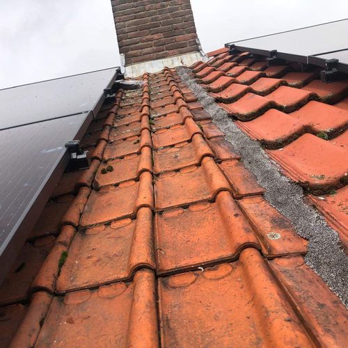 Hellend dak Aarle-Rixtel met oude dakpannen